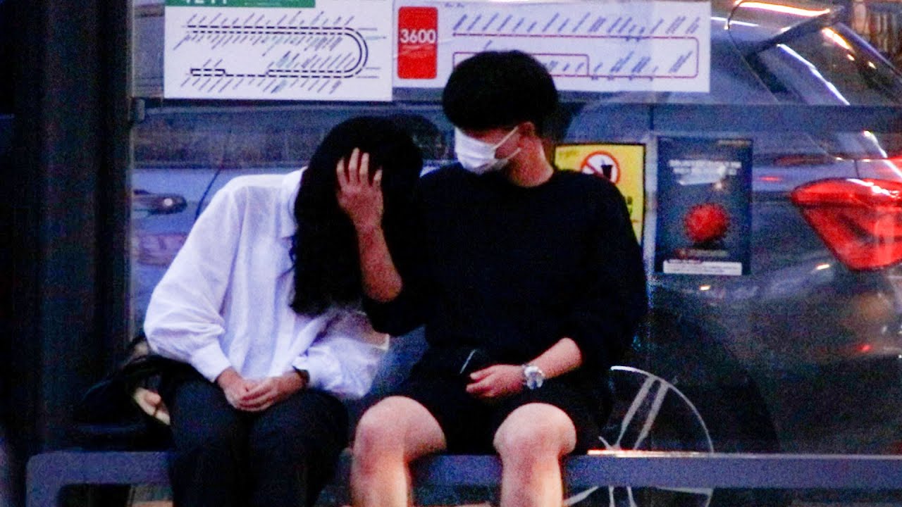낯선 여자가 어깨에 기대 잠든다면?
