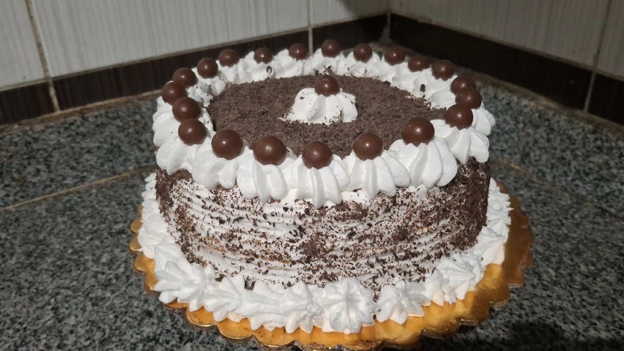 أسهل تورتة ⁉️وأسهل تزيين تبتدى بية‼️فى عالم الحلويات🥰 هتبهريهم من أول مرة😋❤️