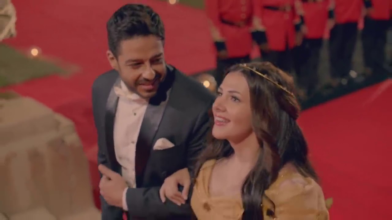 شوفوا لهفة هتعمل ايه مع حماقي لما رفض يتجوزها😂😂
وغنو مع بعض الاغنية الرائعة 