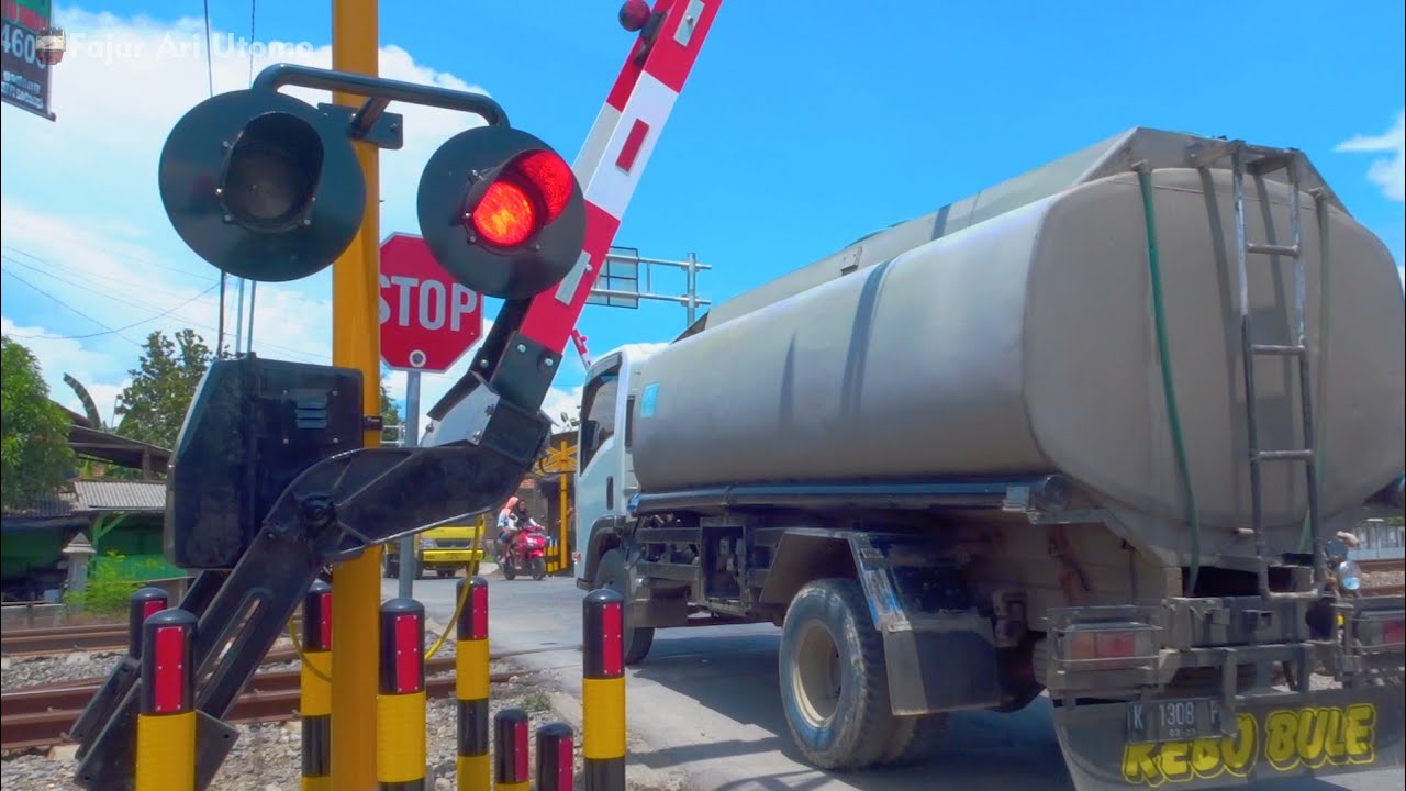 Palang Kereta Api Baru Perlintasan KA Tegowanu Grobogan