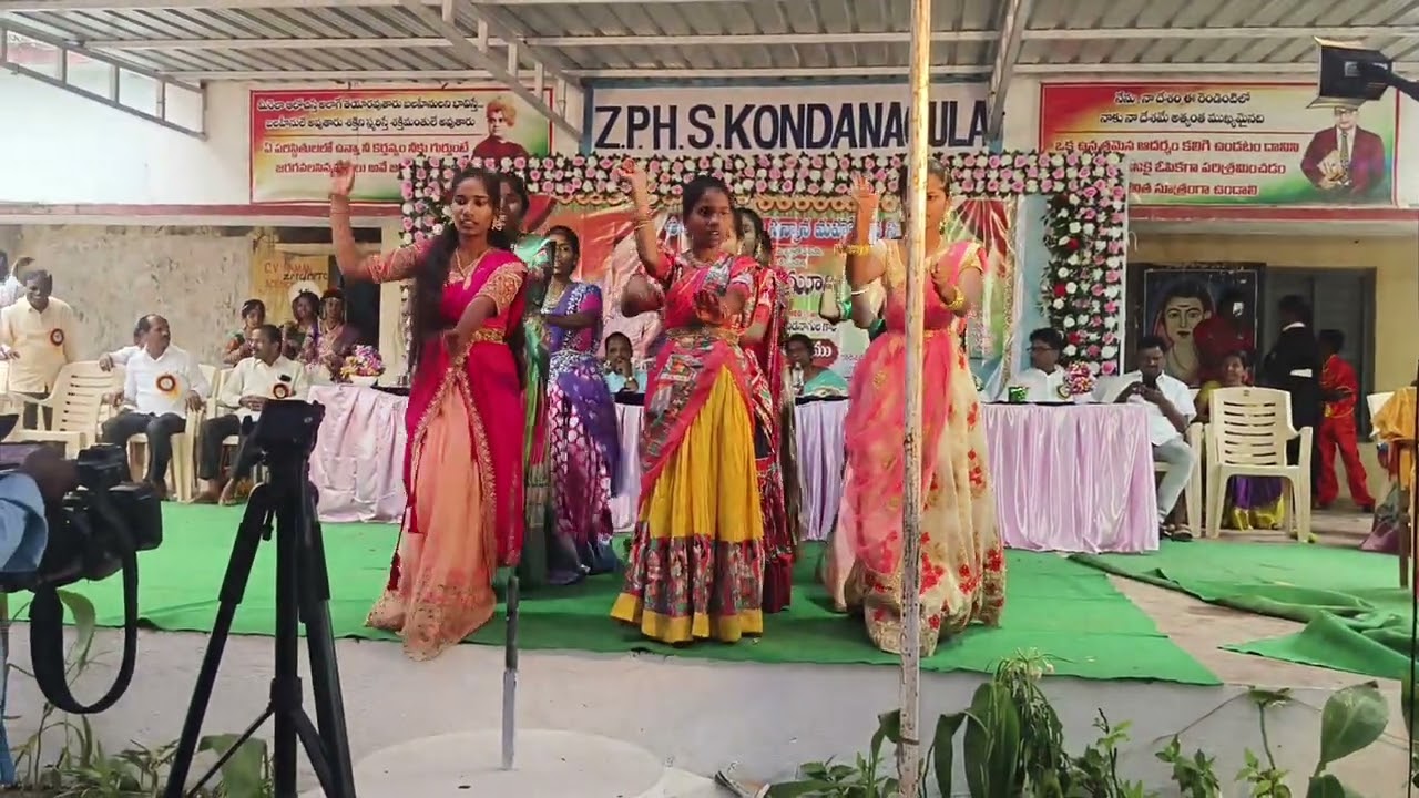 Badilo koluvai devudila song girls performance