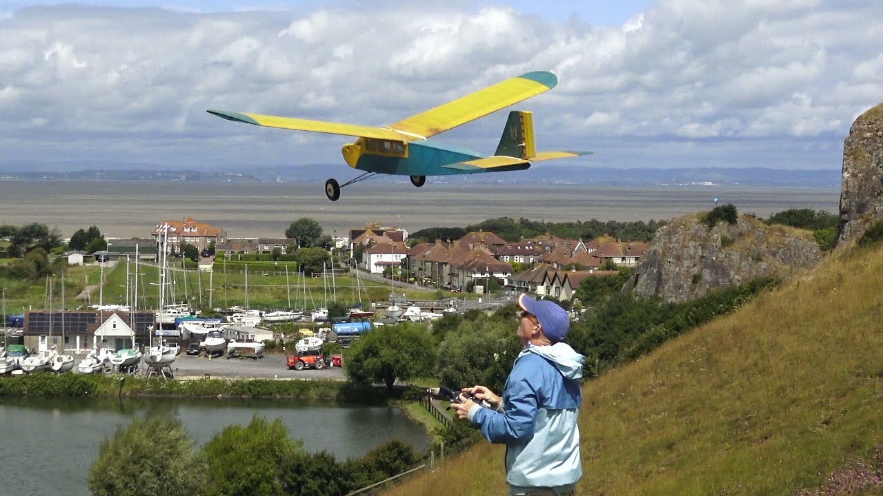 Old Radio Queen IC model flies from the slope.