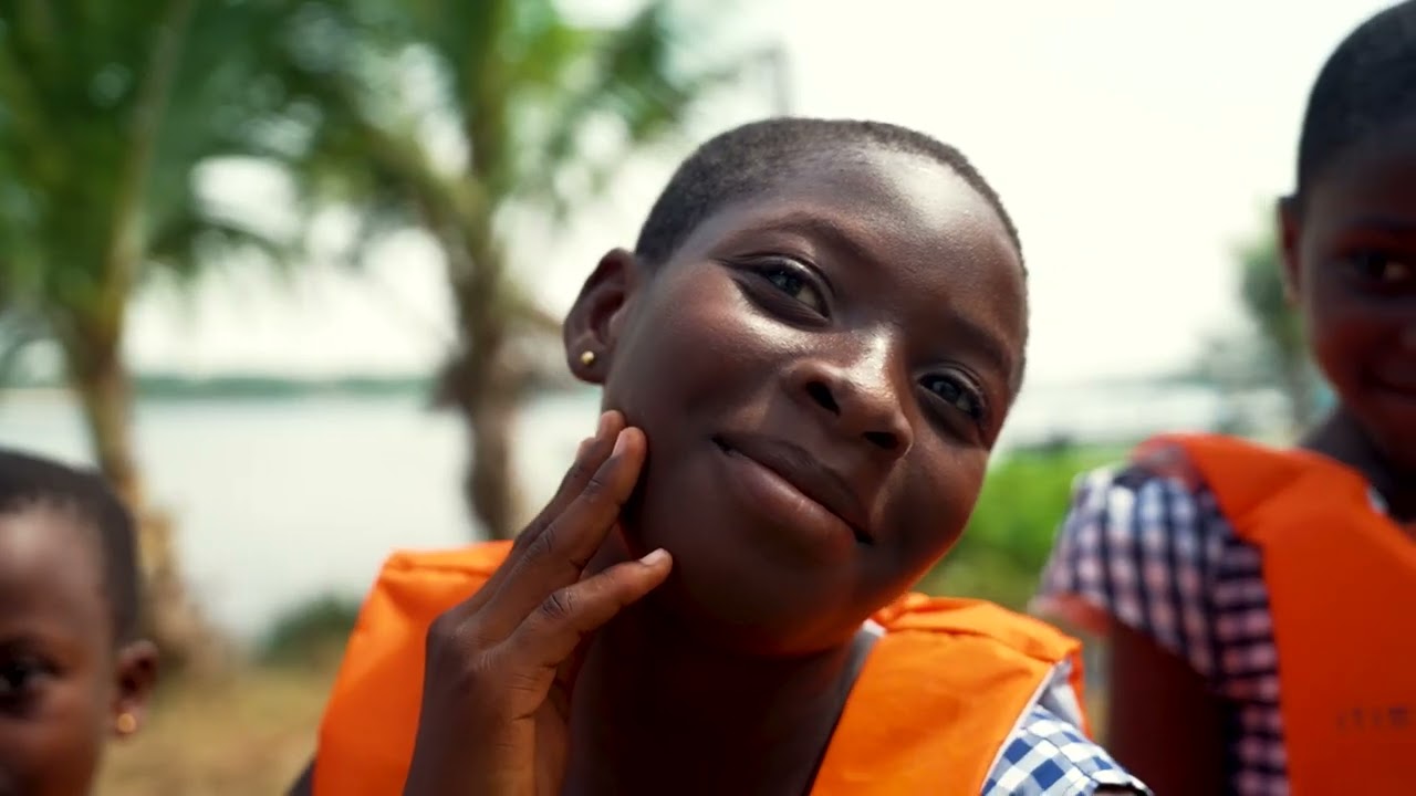 À Assinie, aller à l’école commence parfois par traverser l’eau.