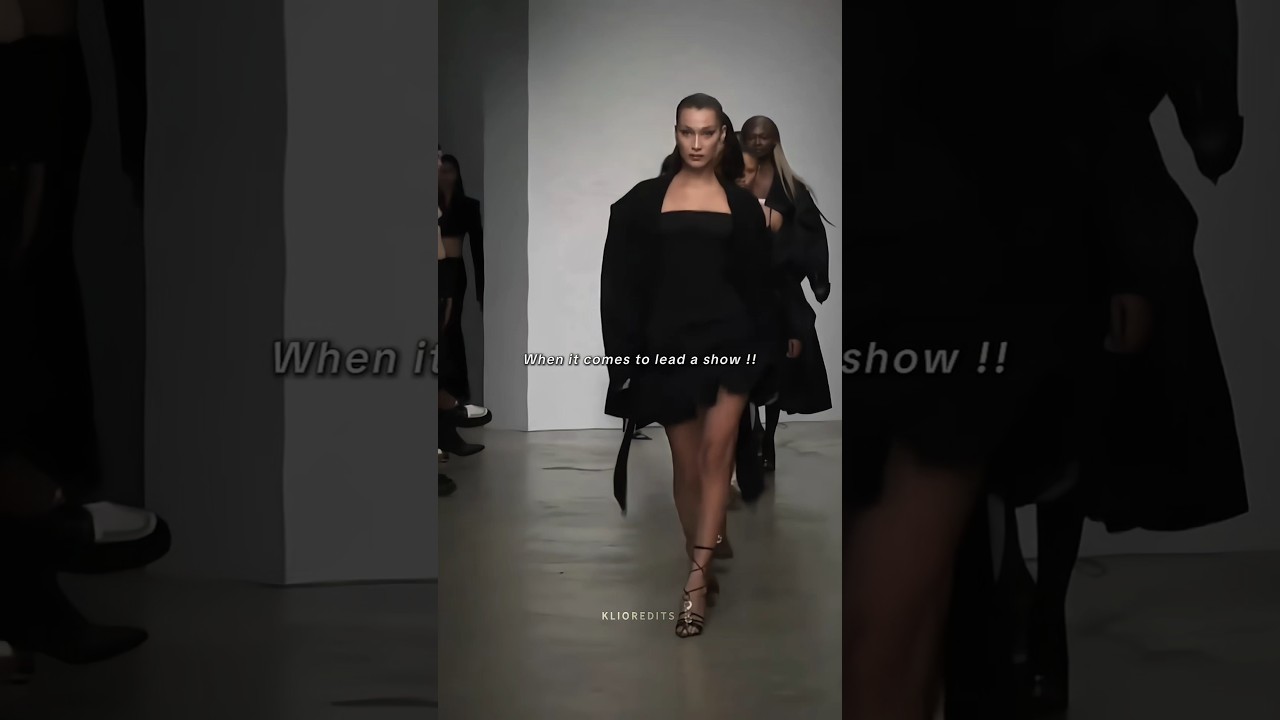 She knows perfectly how to open a show 🔥 #shorts #edit #runway #fashion #trending #model #bellahadid