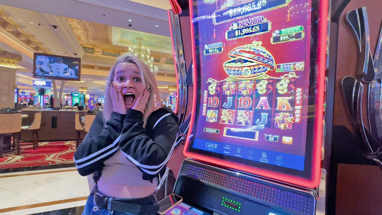 She Played Slots At The Venetian Hotel & Casino On The Las Vegas Strip! 💰