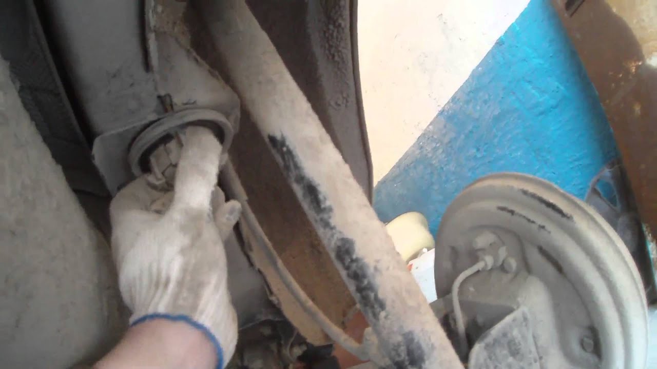 Снимаем задние амортизаторы и пружины на Ford Fusion
