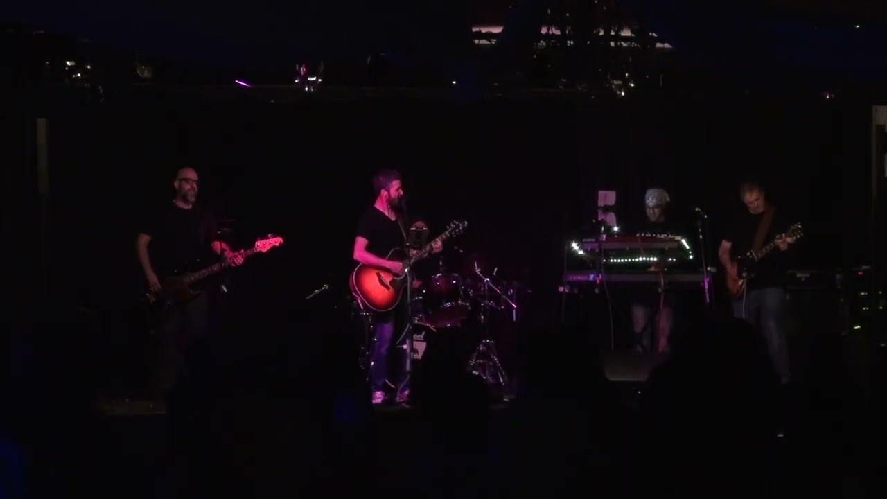מישהו שומע אותי - Calibear - Live at Queen Bee (2022)