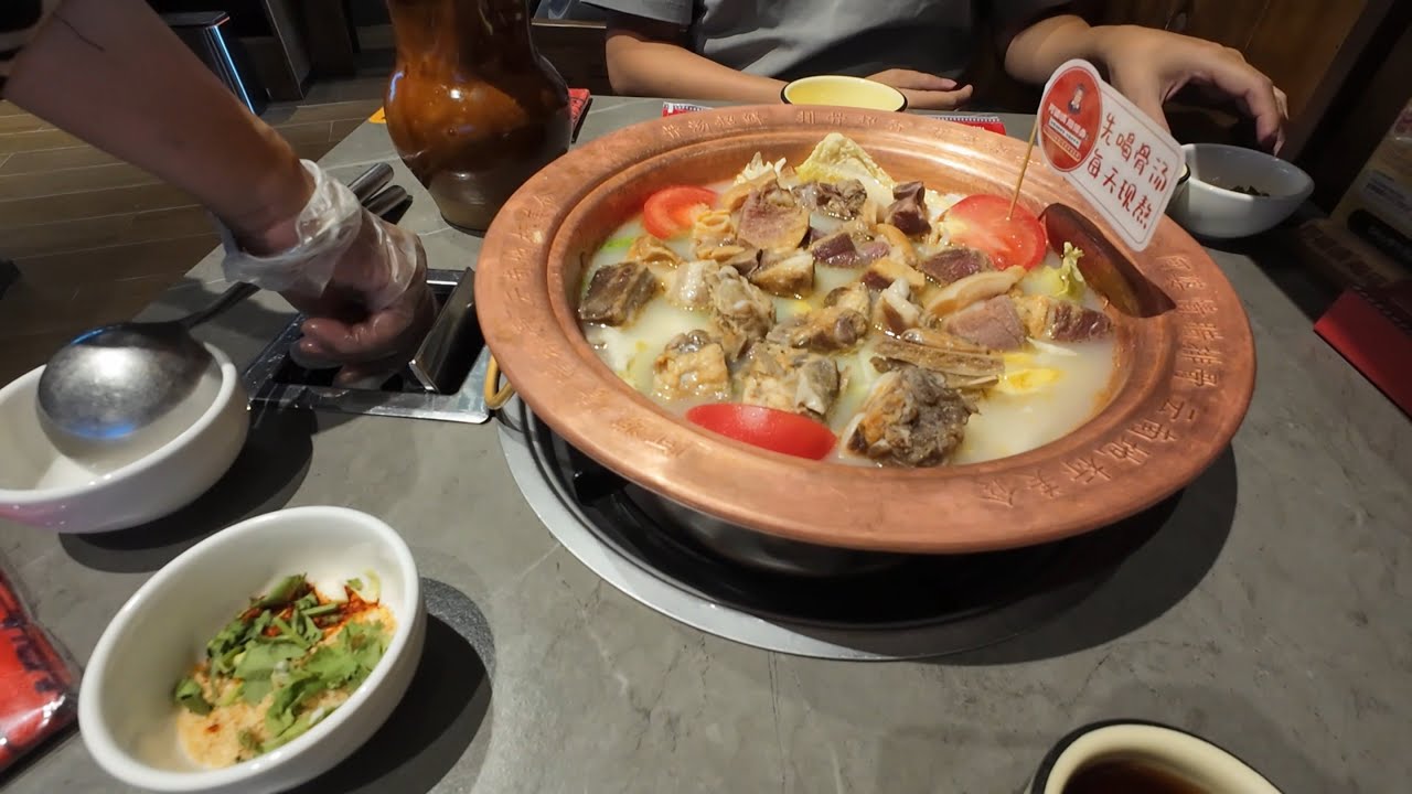 Trying Lijiang Cured Pork Ribs Hot Pot (腊排骨火锅) | Yunnan Famous Winter Dish 🇨🇳