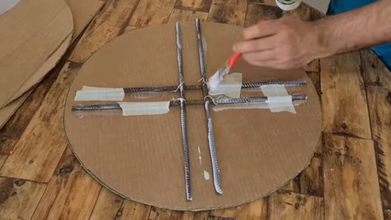 Mesa provencal feita com tampo de papelão e madeira restaurada