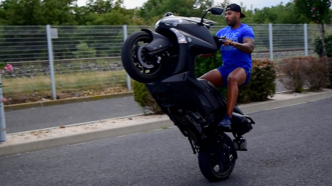 je conduis un T-MAX 530, Wheeling T-MAX 530 & R1