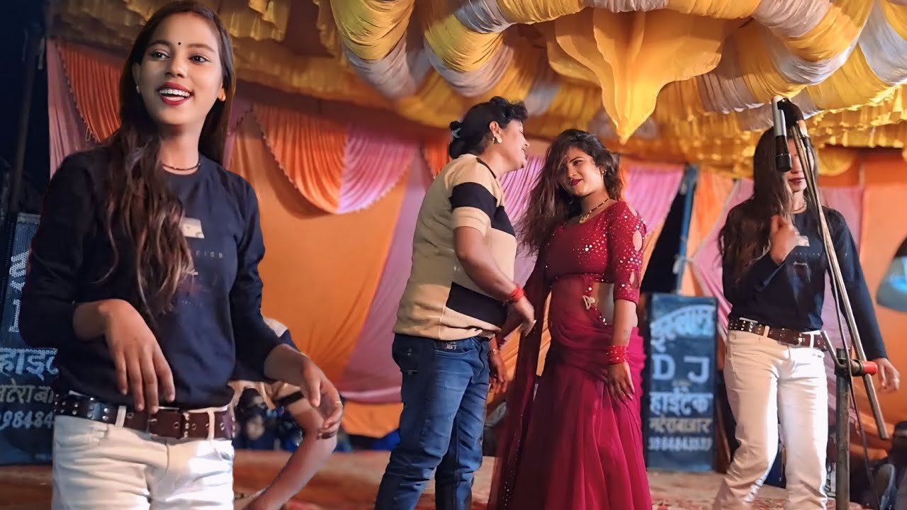 कोई चीज बड़ी है मस्त मस्त फुर्री और महक रानी मनीषा कोइराला इस गाने पर सुपरहिट डांस किया#viralvideo 
