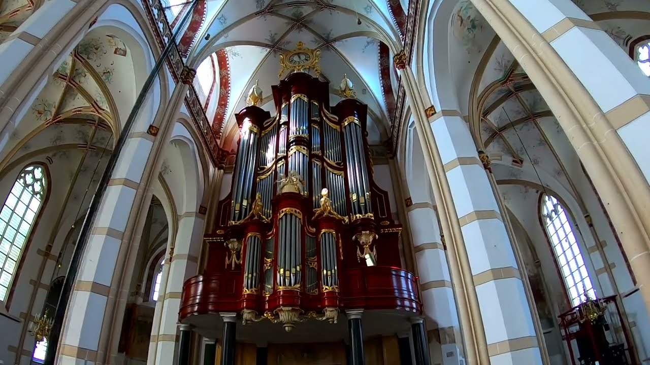 Arthur de Jong improviseert op het Wolfferts-Heijneman-orgel. Met videotour door de mooie kerk.