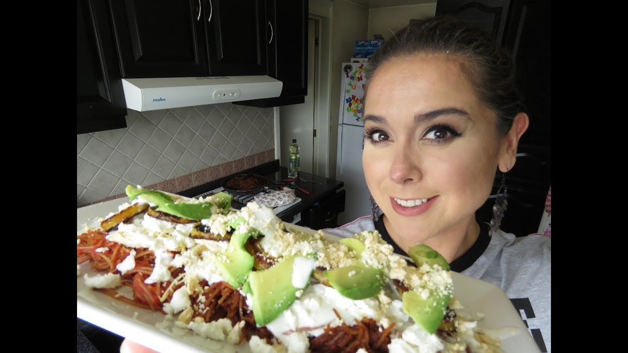 Sopa de fideo seco en salsa de chile ancho con queso y crema/Marisolpink