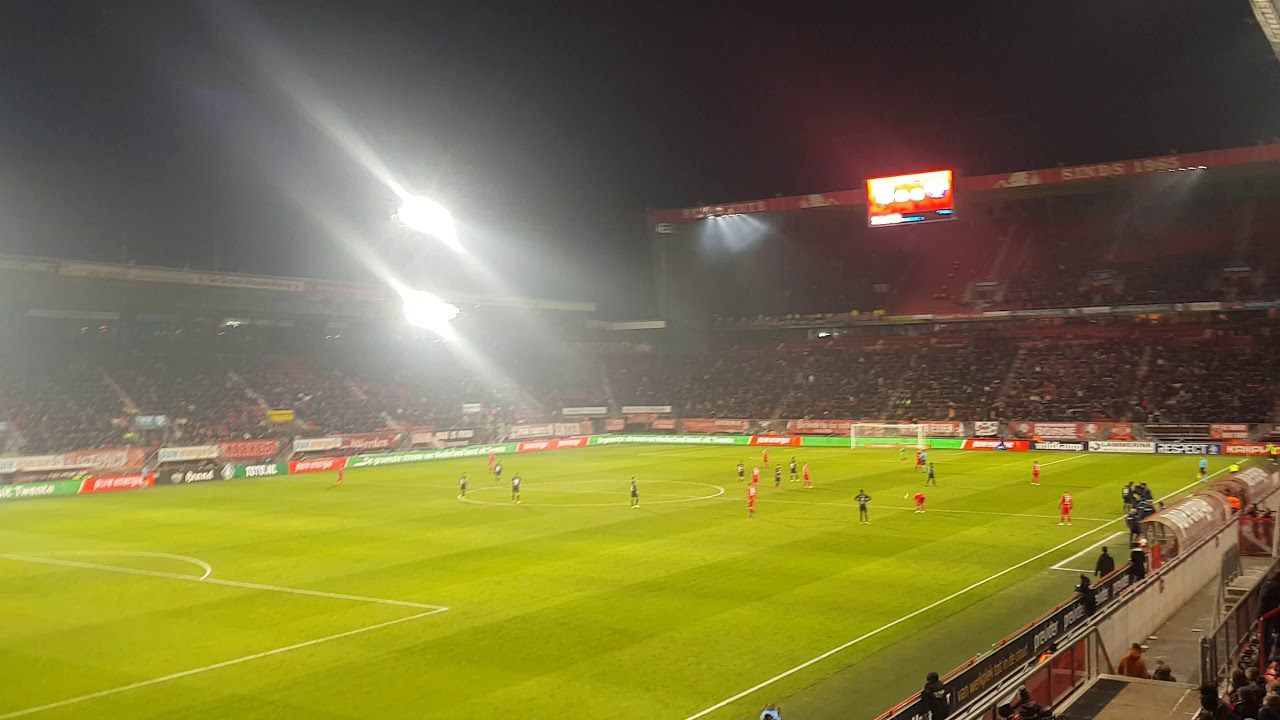 Willem 2 supporters gooien vuurwerk in kind vak FC Twente