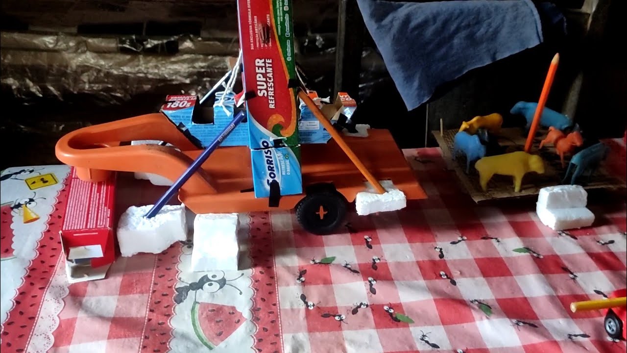 Mostrando minha miniatura de parque de diversões (feita com caixa de pasta de dente, lápis e isopor)