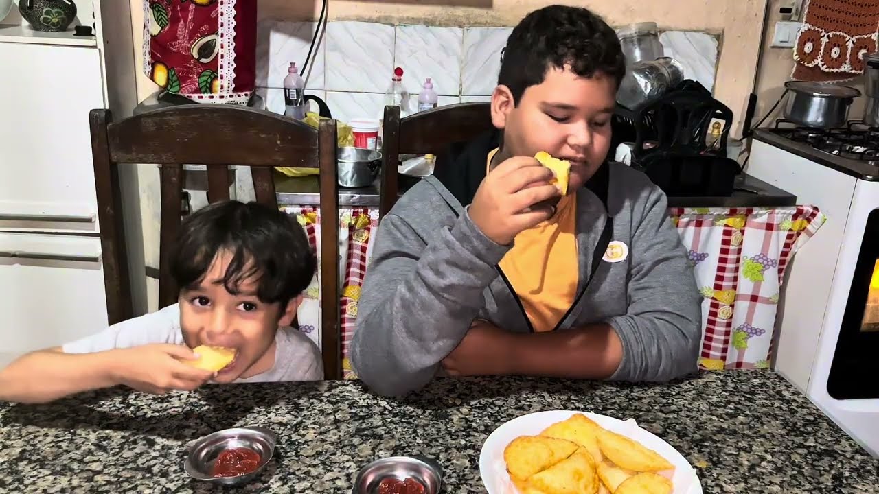 Part2 VÍDEO COM TALES E MIGUEL FRITANDO PASTÉIS 🥰