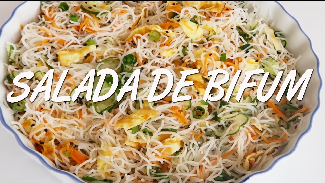 Salada oriental de macarrão Bifum