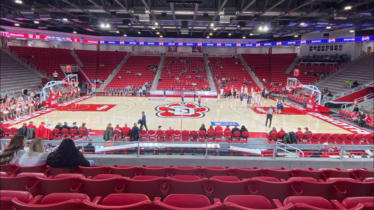 Lance Does: South Dakota Coyotes Basketball