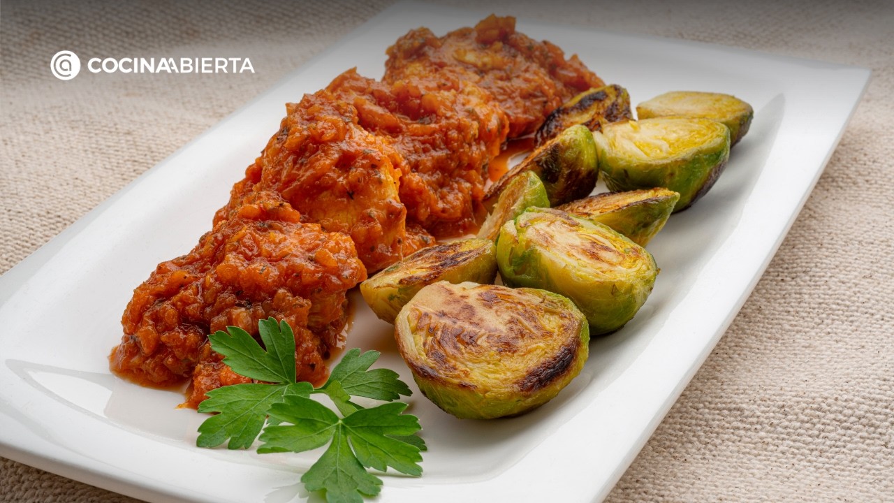 Pollo al curry con coles salteadas | Receta completa y fácil