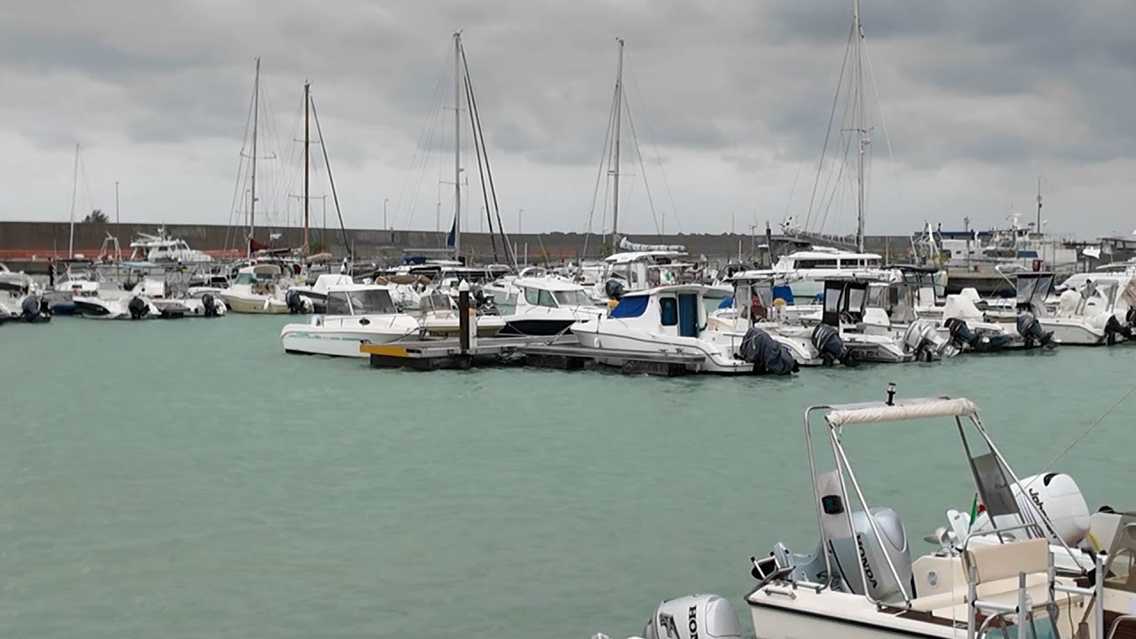 Maltempo, la Capitaneria di Porto di Roccella Jonica vieta il traffico all'interno del Porto