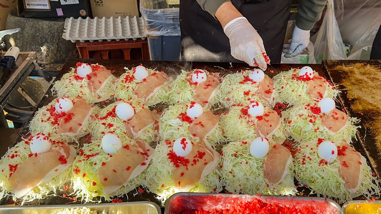 japanese street food - okonomiyaki  焼きたてお好み焼き