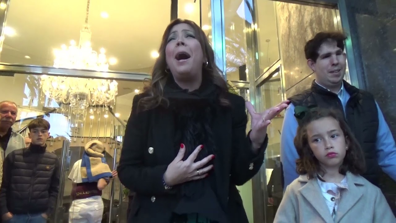 María Canet Saeta por Seguiriya a la Virgen de la Amargura en la puerta del Gran Hotel de Almería.