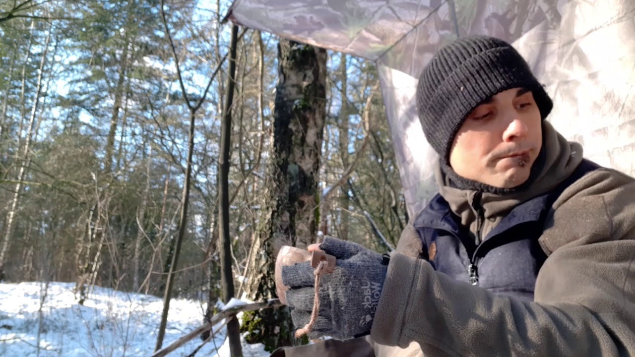 Bushcraft im Winterwald, Tarp, Feuer und Braten mit Eisenpfanne