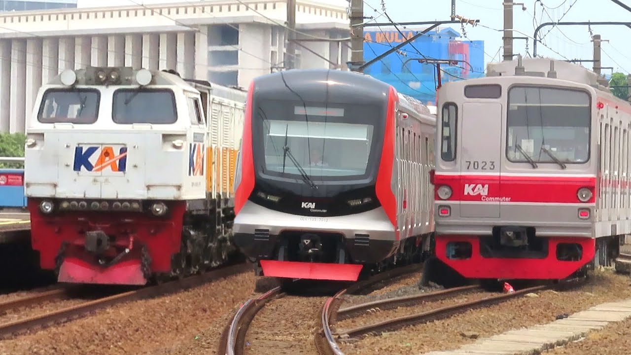 PASUKAN KERETA API KRL PADATI STASIUN LAYANG JAKARTA ! Ada Kereta Argo, KRL China, JR 205, TM 7000
