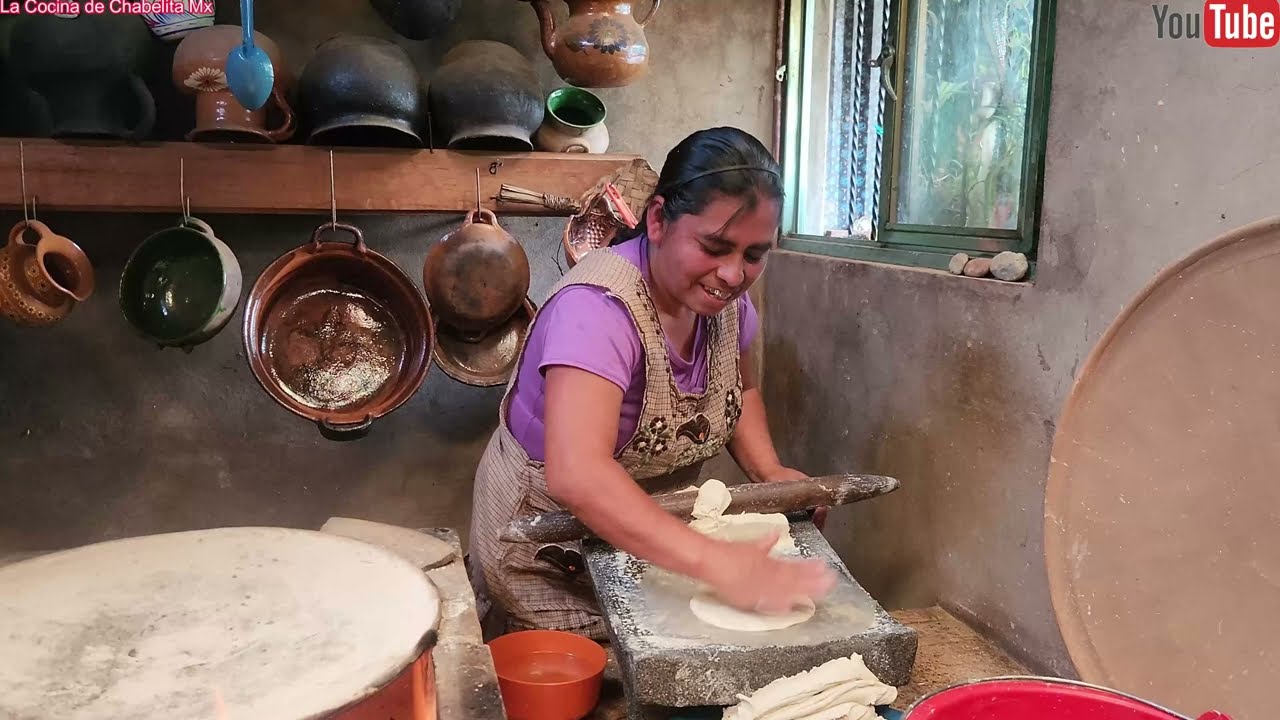 ✅️😃En el metate preparo mi masa para echar ricas tortillas y las acompaño con salsa de molcajete 😃😋
