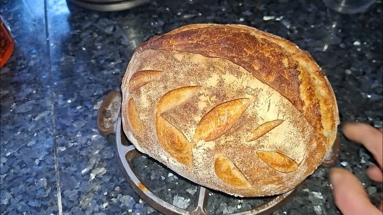 На хозяйстве.  Спешим на завтрак  там вкусный хлеб 🍞. 
