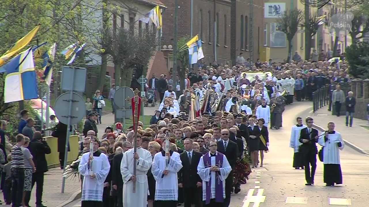 Pelplin - Uroczystości pogrzebowe Biskupa Jana Bernarda Szlagi - procesja do Katedry - TV Pelplin
