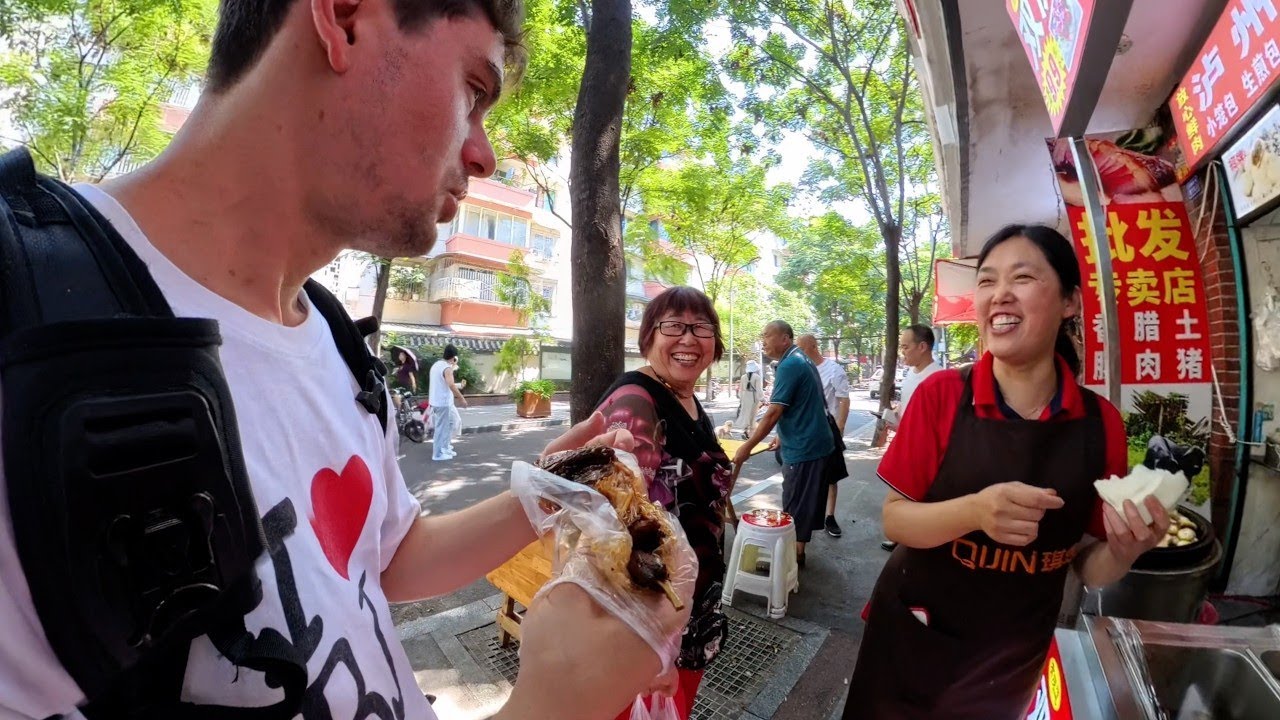 Un estadounidense obtiene comida gratis en un mercado rural chino por hablar chino