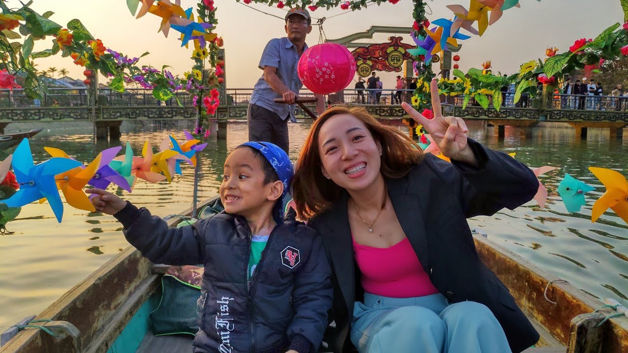 Agumented reality Boat ride with locals to catch up the sunset on the tranquil river.