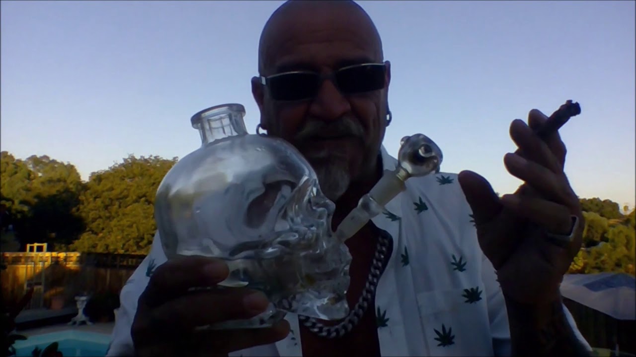 SC420R-CRYSTAL SKULL BONG