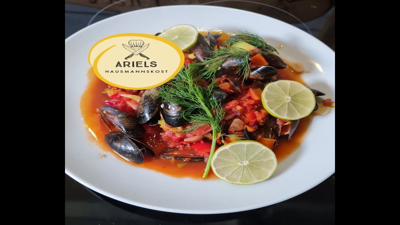 Frische Miesmuscheln mediterran zubereitet mit Gemüse, Tomaten und Balsamico, Hausmannskost,