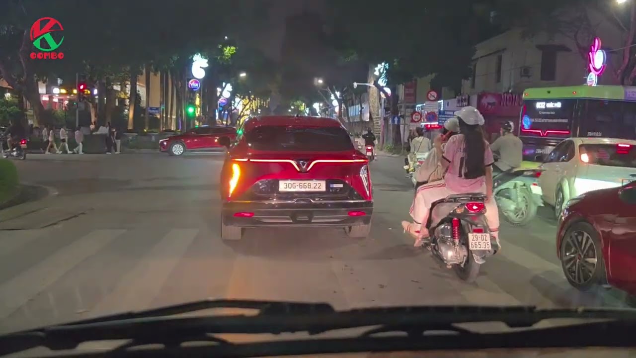 Khung cảnh 1 vài tuyến phố tại Thủ đô Hà nôi trước giờ giao thừa. 21h30. 