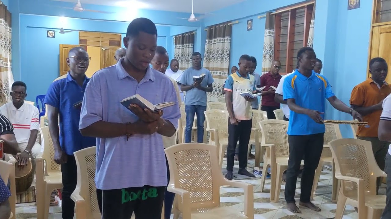 St. John's Major Seminary Tazama waseminari walivyoimba kwa sauti za utulivu Hymn na kupendeza