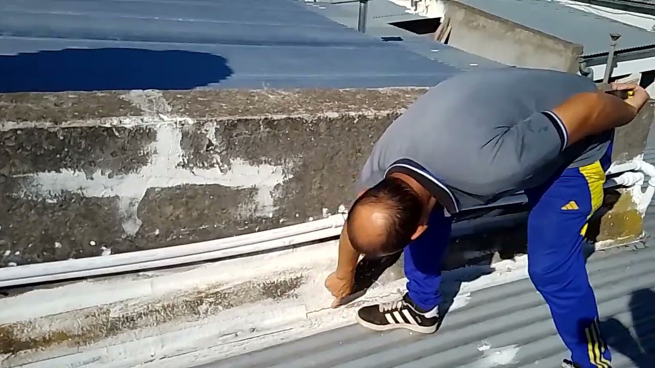 Errores en techos de chapa con clavos cabeza de plomo que provocan goteras.