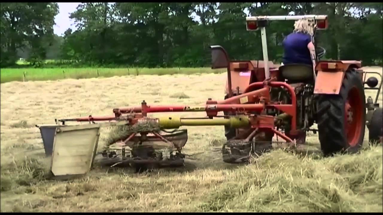 Gras harken met een Zetor 4712