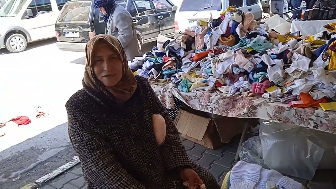 MARKALI TİŞÖRTÜLER 100 TL, SEYYAR LAHMACUNCUDA KUYRUK VAR, BALIKESİR PAZAR PAZARI #lahmacun #tişört