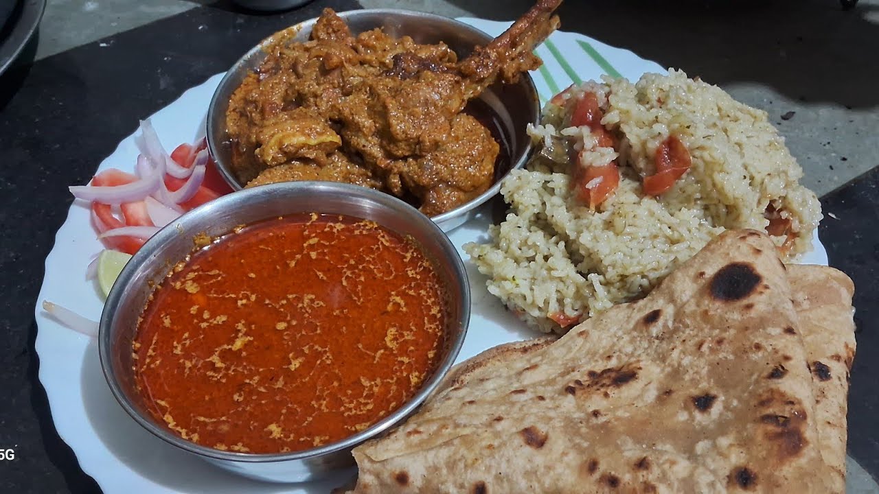 नवीन तिखट घालून केले मस्त चुलीवर झणझणीत मटण 😜 ||Mattun Curry Recipe @mymomskichen..