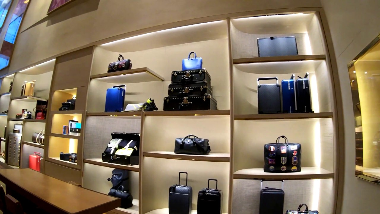 ⁴ᴷ⁶⁰ Walking Tour of the Louis Vuitton Fifth Avenue Store, NYC during the Holidays 2018