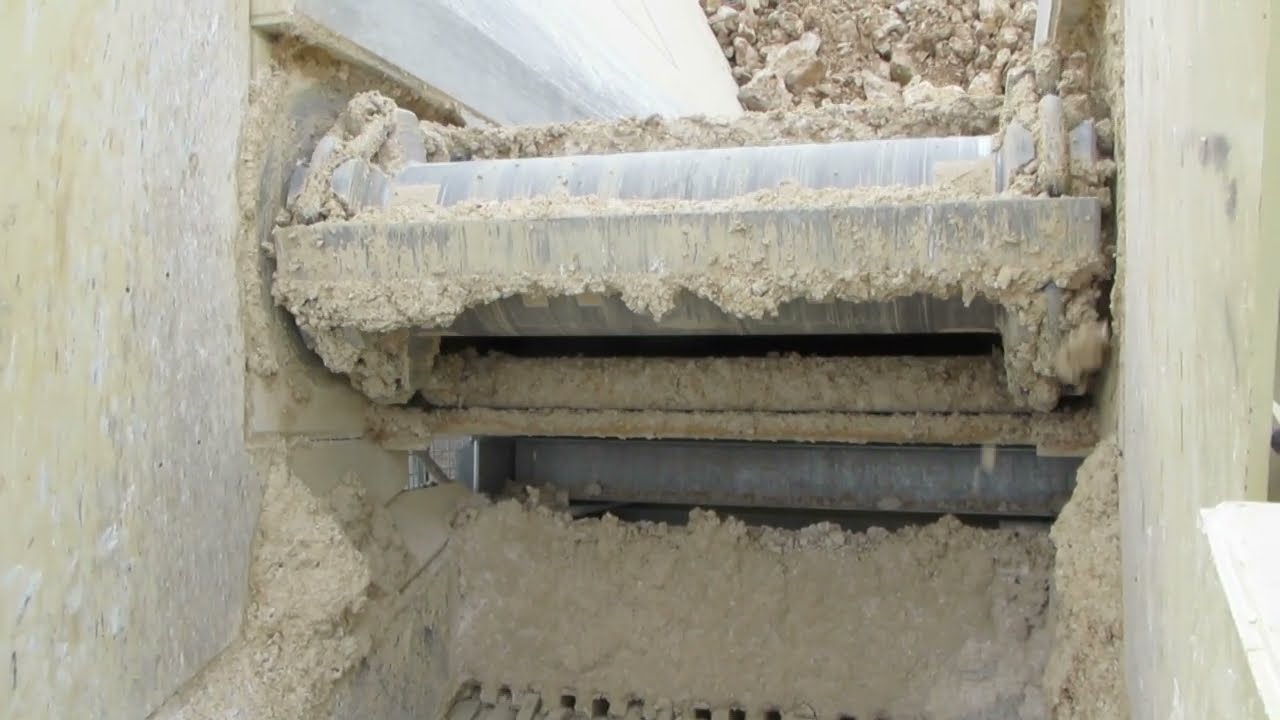 Kettenförderer und Rollenrost im Steinbruch/Chain conveyor and roller screen in the quarry
