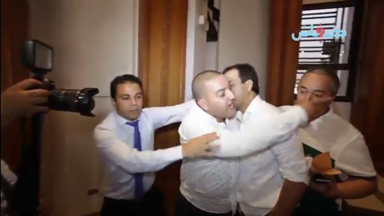 مستشار في مجلس الرباط لزميل له: الشفّارة هي مّك يا الكلب!!!