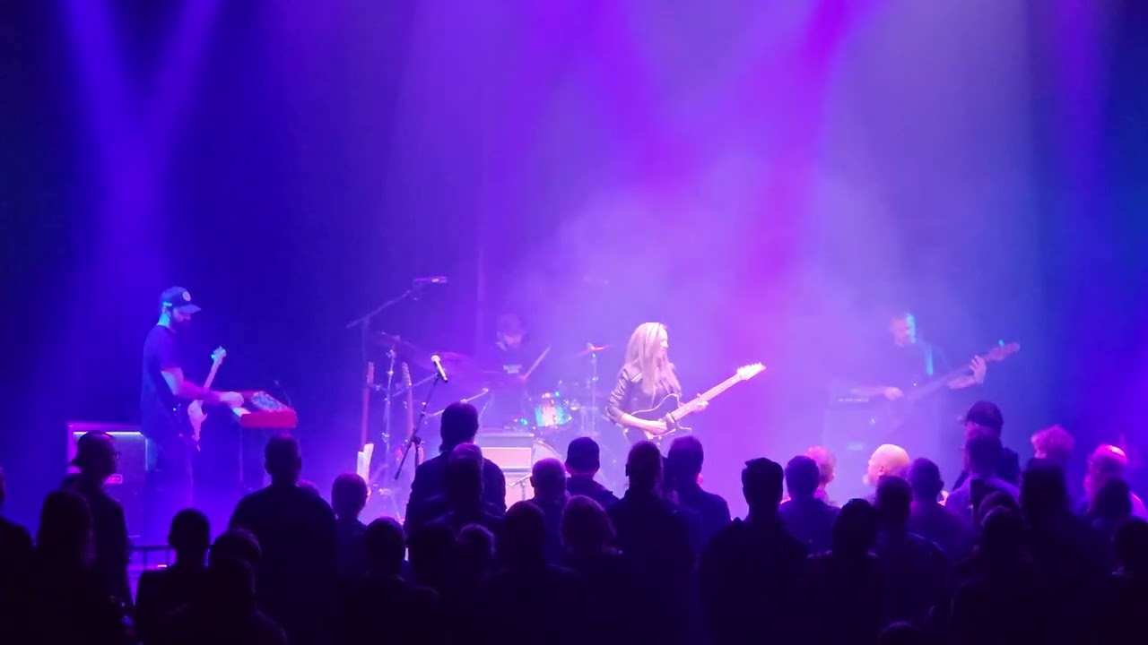 Lari Basilio - Sunny Days (live @ Espoon kulttuurikeskus 1.11.2025)