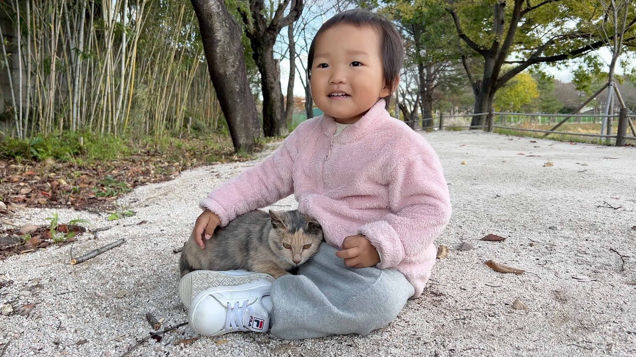 추운 겨울이 시작될 무렵 새끼 길냥이가 아기에게 와락 안기면서 시작된 간택 이야기