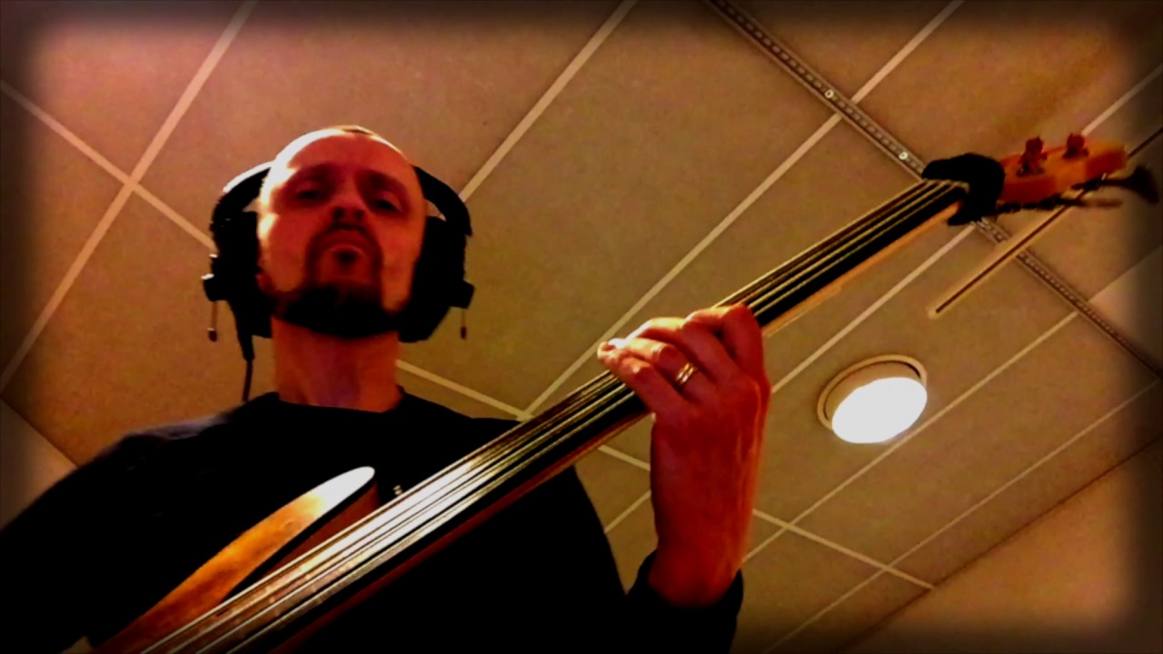 Magnus plays a Rob Allen MB 2 with SE Quartet @ Swedish Radio P4
