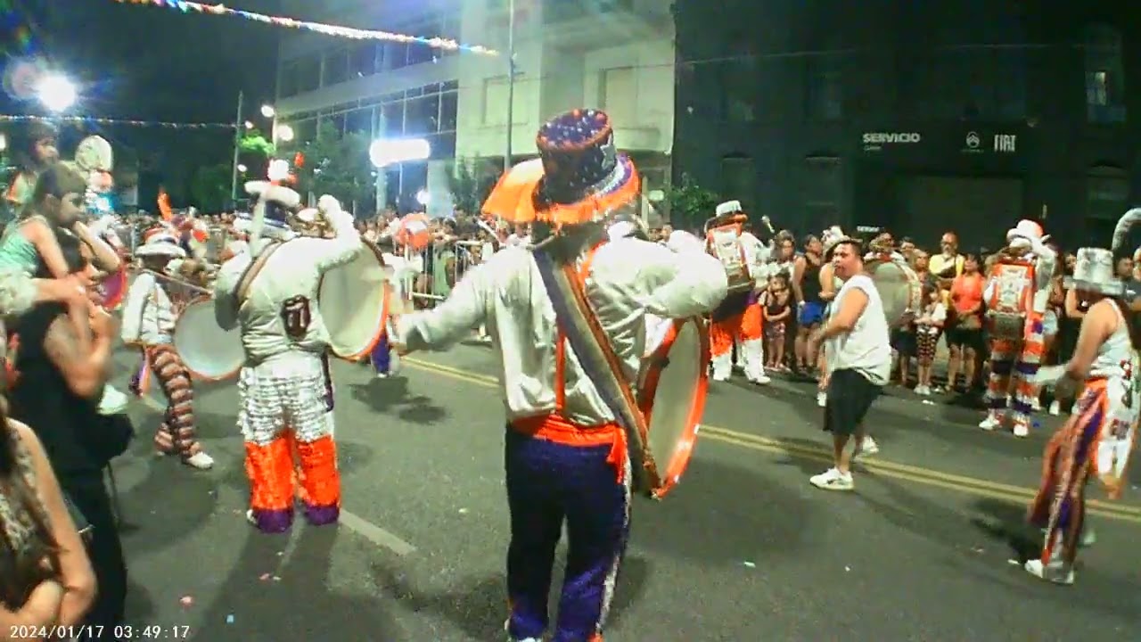 Viendo a la murga Los Pitucos de villa del parque y villa devoto en el corso de Mataderos 07/02/26