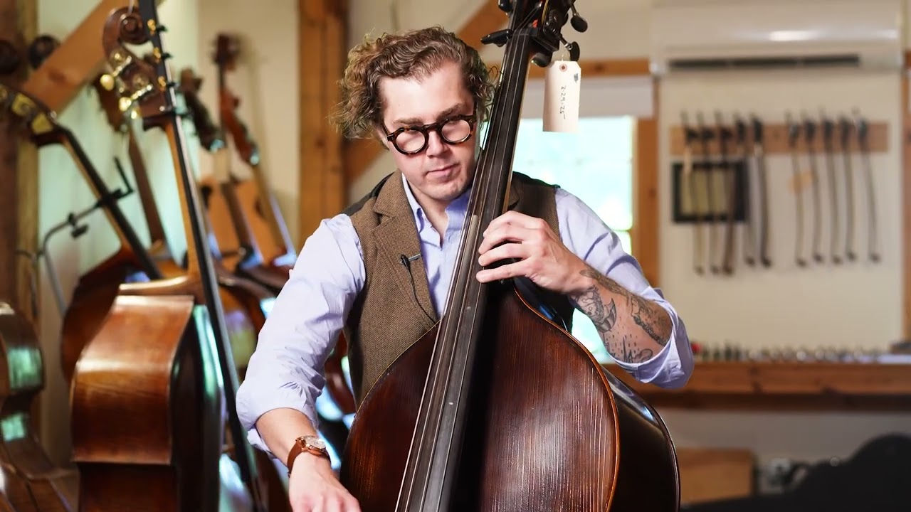 Стандартный резной контрабас Upton Bass. Играет Алекс Свенсен.