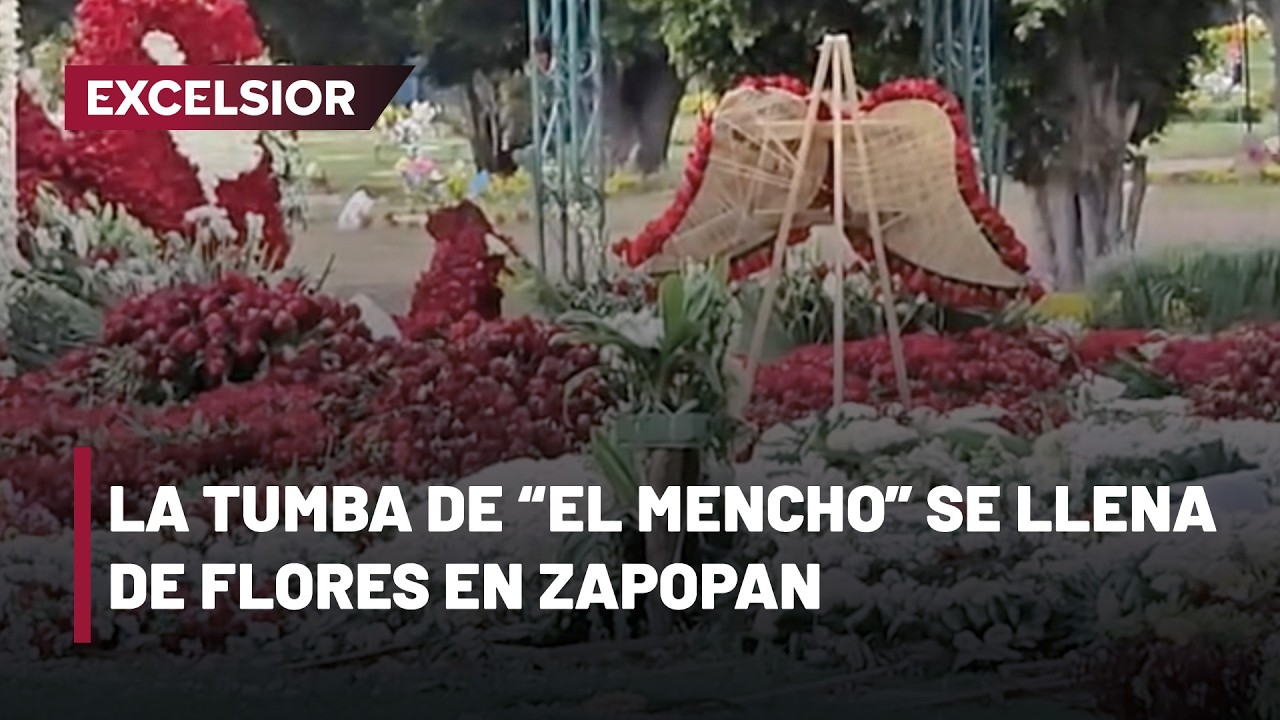 Arreglos de flores con forma de gallo cubren la tumba de “El Mencho” en Zapopan